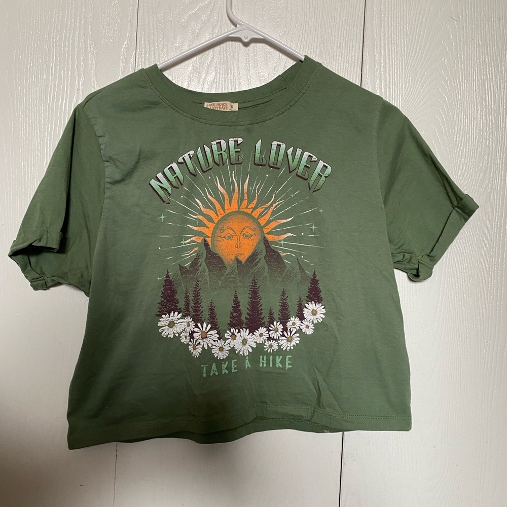 Green cropped “nature lovers” graphic t shirt. Size S